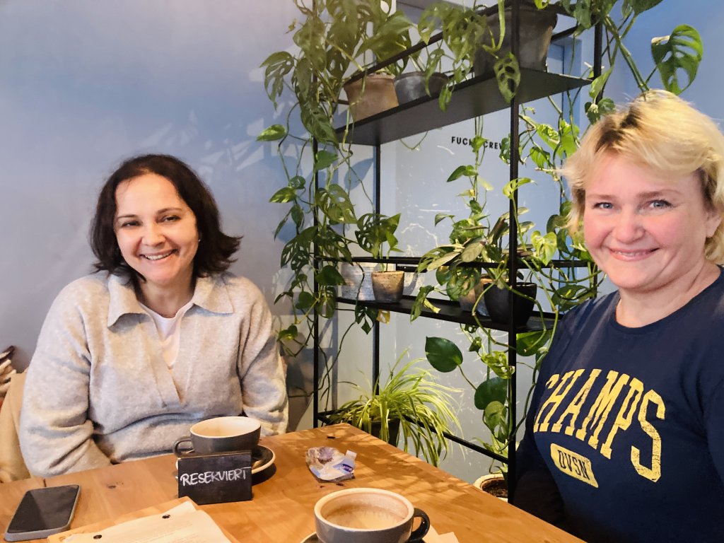 إيرينا (يسار) وإيكاترينا في مقهى في آخن / تصوير: ماركو وولتر