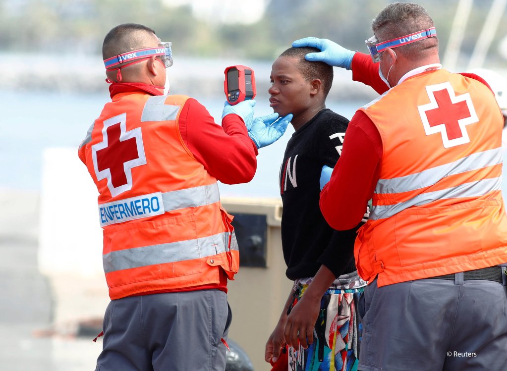 From file: Red Cross members take the temperature of a migrant before disembarking from a Spanish coast guard vessel in the port of Arguineguin on the island of Gran Canaria, Spain, May 17, 2020 | Photo: REUTERS/Borja Suarez