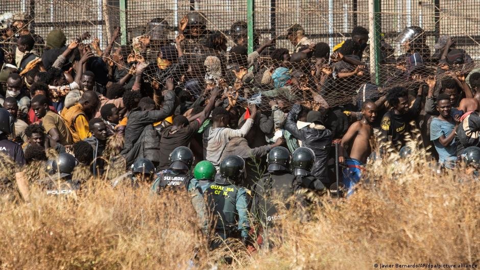 Riot police officers cordon off the area after migrants arrive on Spanish soil and crossing the fences separating the Spanish enclave of Melilla from Morocco in Melilla, Spain | Photo: Javier Bernardo/dpa/picture-alliance