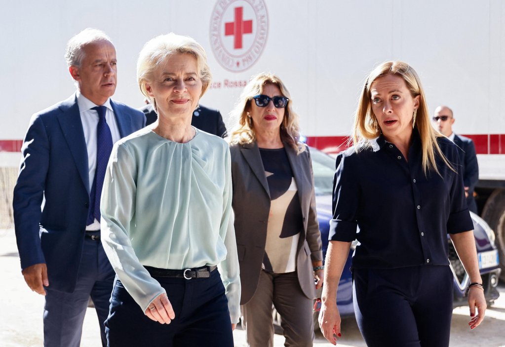 © Yara Nardi, Reuters | La présidente de la Commission européenne, Ursula von der Leyen, et la présidente du Conseil italien, Giorgia Meloni, lors de la visite d'un centre d'accueil pour les migrants sur l'île italienne de Lampedusa, le 17 septembre 2023.