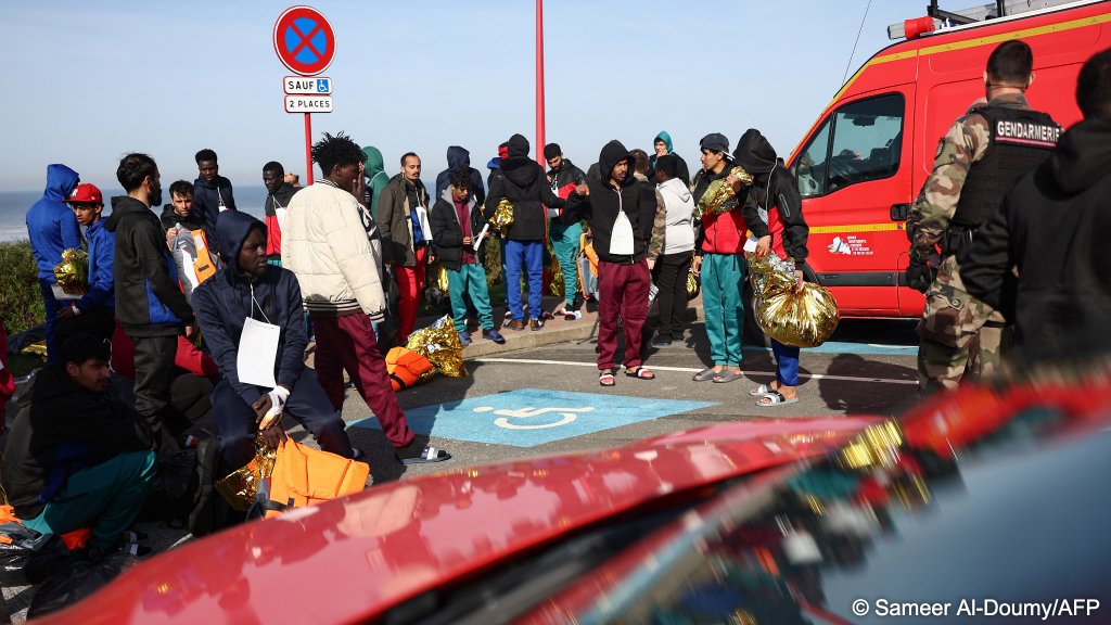 According to local officials, 37 migrants were brought to shore and treated after the tragic incident | Photo: Sameer Al-Doumy / AFP