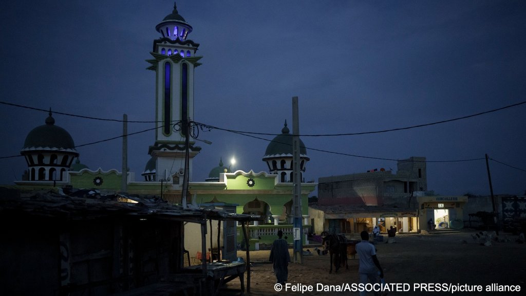 From file: Residents walk past the mosque of Fass Boye, Senegal,at the end of August, 2023 | Photo: Felipe Dana/Associated Press/picture alliance