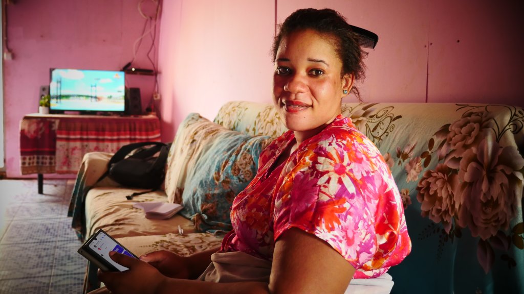 Claudia, a Comorian mother, in the Kawéni slum, April 8, 2026 | Photo: Romain Philips / InfoMigrants