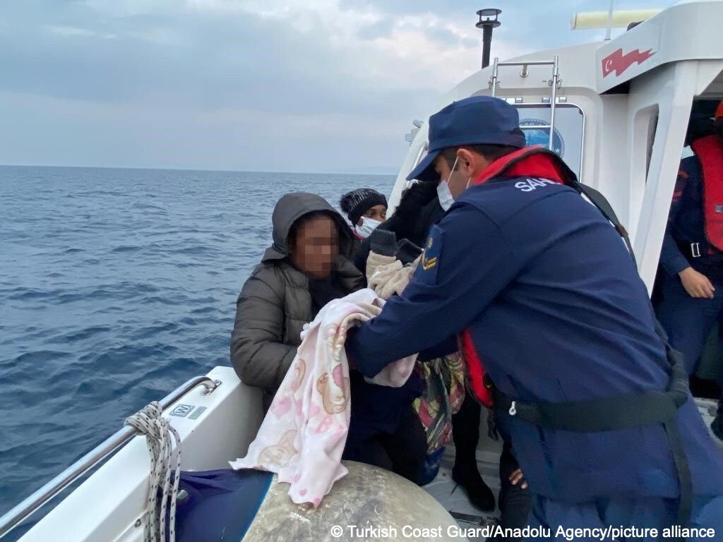 The Turkish coast guard rescued 157 asylum seekers who it said had been pushed back into Turkey by Greek forces off the coast of the Urla, Dikili, Seferihisar and Cesme districts of Izmir province, Turkey on November 2, 2021 | Photo: picture-alliance/Turkish coast guard/Anadolu Agency