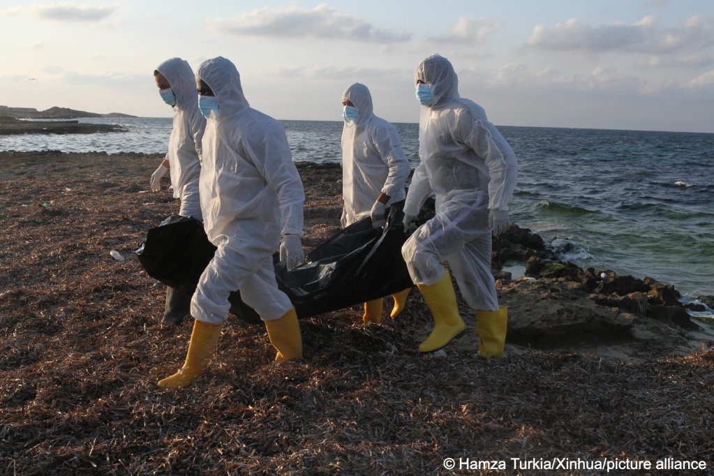 File photo used as illustration: Members of the Libyan Red Crescent and the Libyan police confirmed that the bodies washed up on a beach ast of the Libyan capital Tripoli | Photo:  Hamza Turkia/Xinhua / picture alliance