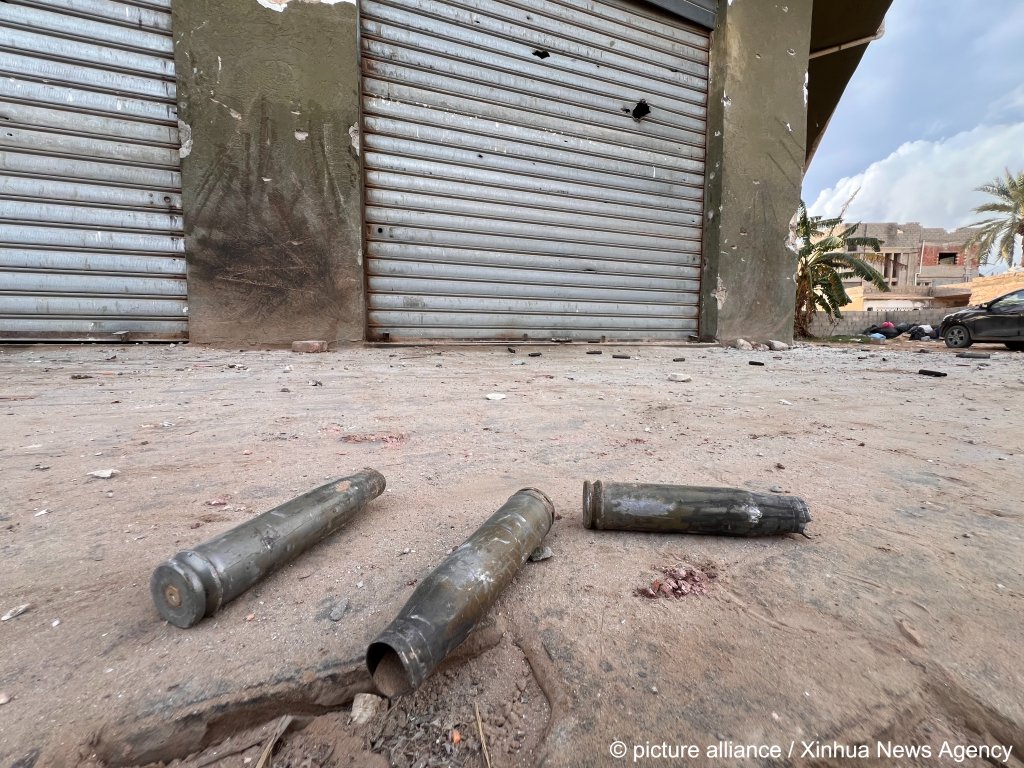 File photo: Shell casings on the floor and houses riddled with bullet holes in December 2024, after armed clashes in the Libyan city of Zawiya, from where the migrants are reported to have set off before their boat capsized | Photo: Hamza Turkia / Xinhua / picture alliance