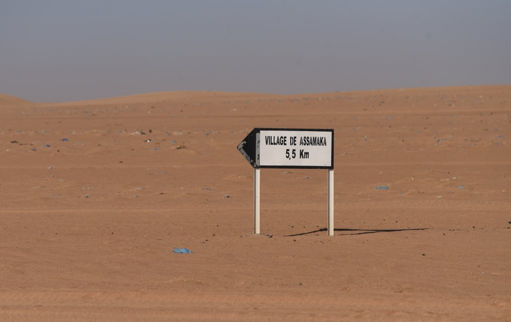 "Point zéro" marque la frontière entre le Niger et l'Algérie, en plein désert. Crédit : Mehdi Chebil
