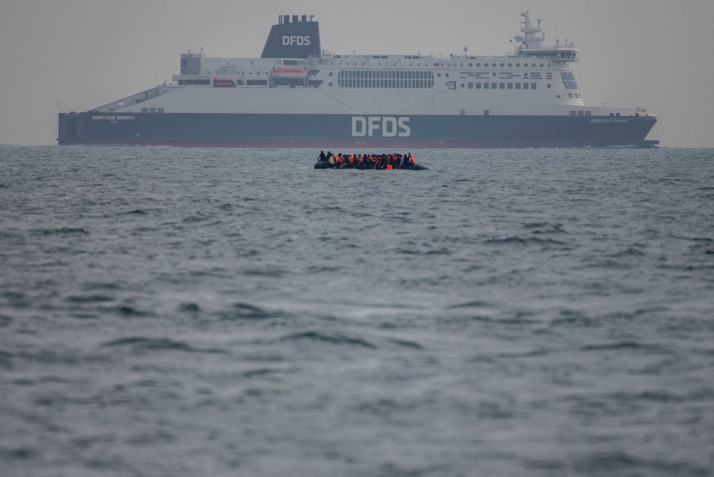 An inflatable dinghy carrying migrants passes a passenger ferry as it makes its way towards England in the English Channel on August 6, 2024 | Photo: REUTERS/Chris J. Ratcliffe