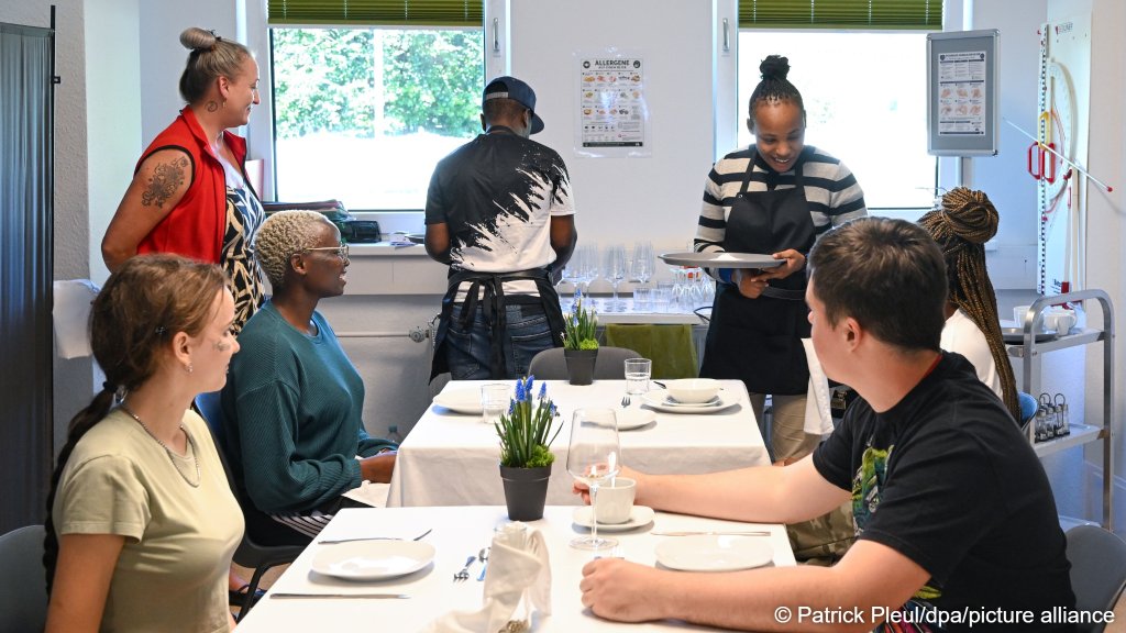 Training and upskilling are among the services offered at the Opportunity Center in Frankfurt (Oder). The State hopes this will help plug the severe labor shortages in sectors that include hospitality and transport  | Photo: Patrick Pleul/dpa/picture alliance