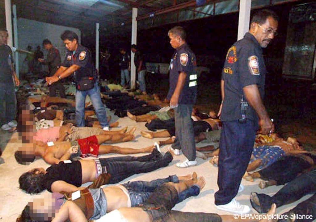 Thai rescue workers inspect dead bodies of 54 irregular laborers from Myanmar found dead in a container truck in southern Thailand in April 10, 2008 | Photo: epa Str/dpa/picture-alliance