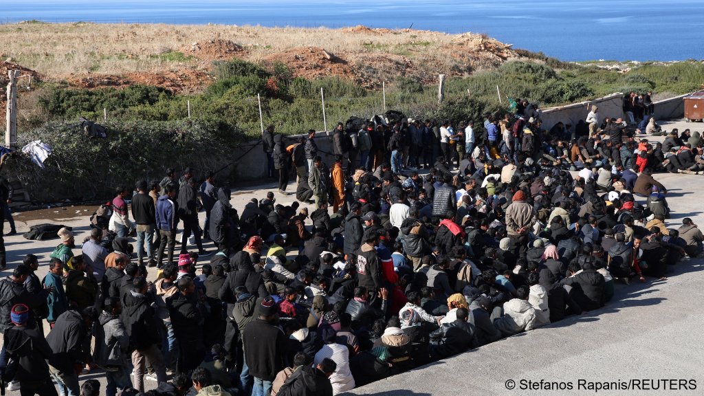 File photo: A group of recently rescued migrants stand outside their temporary shelter in Crete on December 19, 2025 | Photo: REUTERS / Stefanos Rapanis