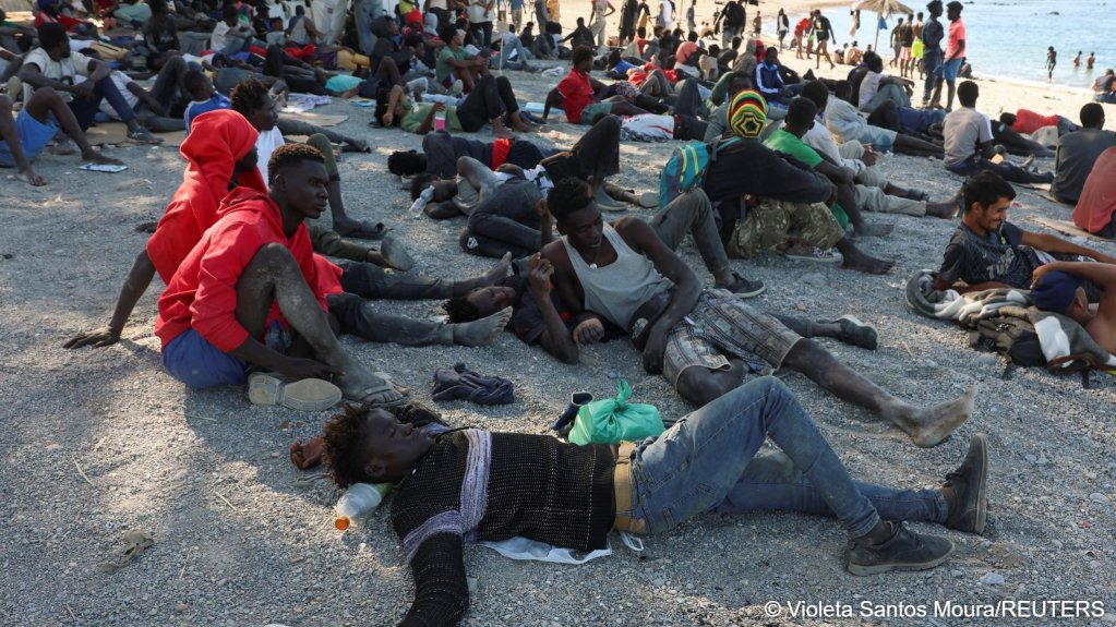 Migrants wait at a beach in Ceuta, Spain, following deadly mass crossings of migrants on foot and by sea from Morocco into Spanish territory, August 3, 2026 | Photo: Violeta Santos Moura / Reuters