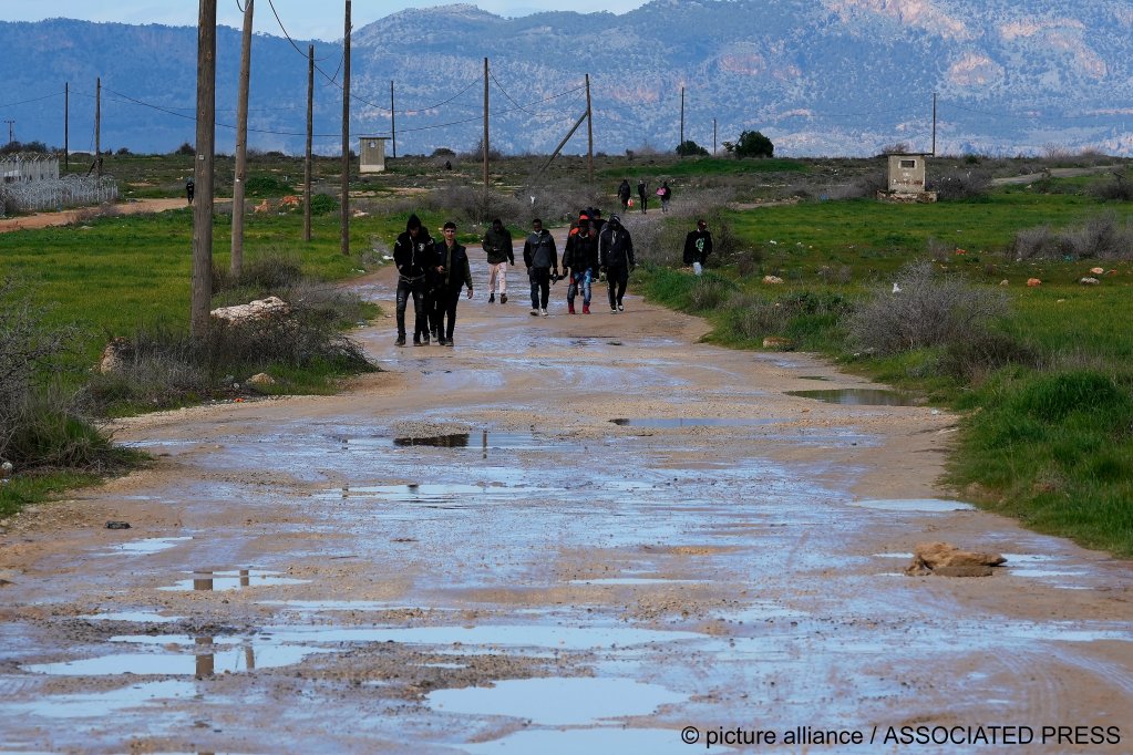 Migrants walk near Pournara migrant reception center in Kokkinotrimithianot far from the capital Nicosia, on Wednesday, Feb. 9, 2022 | Photo: Picture-alliance