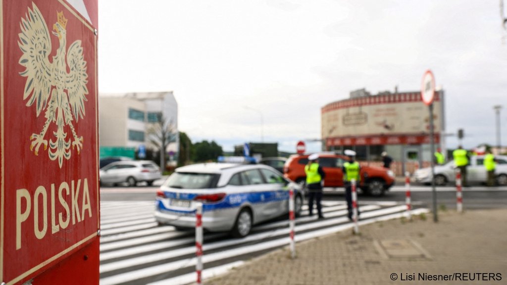 Poland's border stone is seen as Polish border guards check a vehicle at the Polish- German border in the town of Frankfurt an der Oder and Slubice, Poland, July 7, 2025 | Photo: Lisi Niesner / Reuters