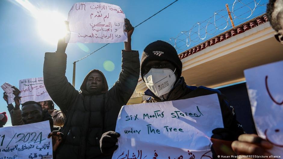 File photo used as illustration: Migrants in Tunisia, predominantly hailing from sub-Saharan countries, have recounted serious cases of human rights abuses in a recent report by Amnesty International | Photo: Hasan Mrad/ZUMAPRESS/picture alliance