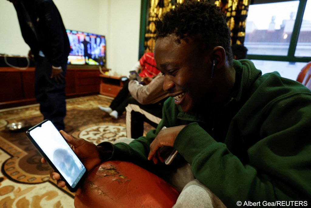 Momar Pouye Ngom, a former fisherman from Senegal arrived with Ndou in Spain, he video calls his father back home while waiting for the right to work in Catalonia | Photo: Albert Gea / Reuters