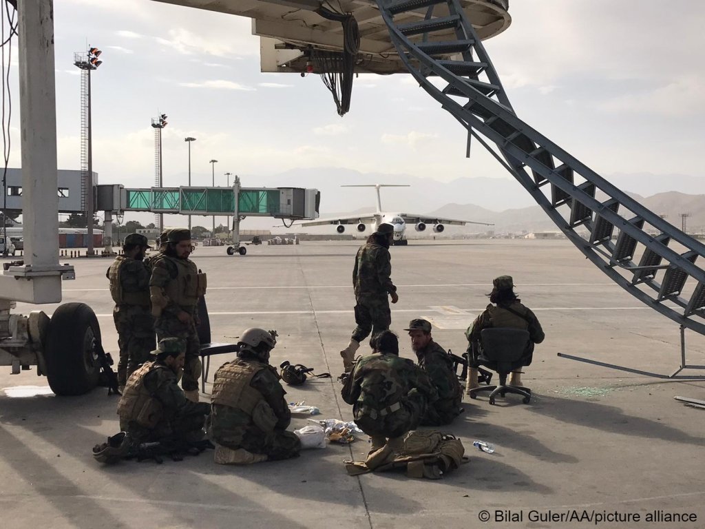 یکی از طیاره‌ها در حال انتظار شهروندان افغانستان به امارات متحده عربی در ماه سپتمبر سال ۲۰۲۱
 Bilal Guler / Anadolu Agency