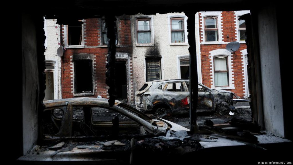 The violent protests caused destruction across several Belfast neighborhoods | Photo: Isabel Infantes/Reuters
