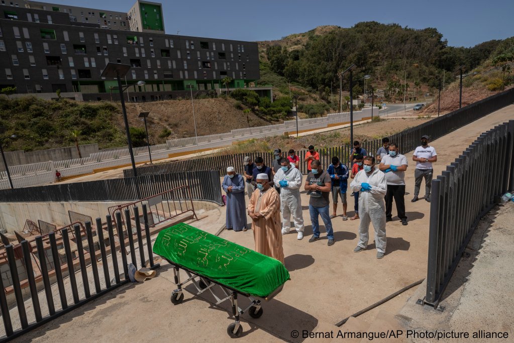 Ceuta residents and migrants perform a funeral prayer on a Moroccan teenager at the Muslim cemetery in the Spanish enclave of Ceuta on Saturday, May 22, 2021 | Photo: AP Photo/Bernat Armangue