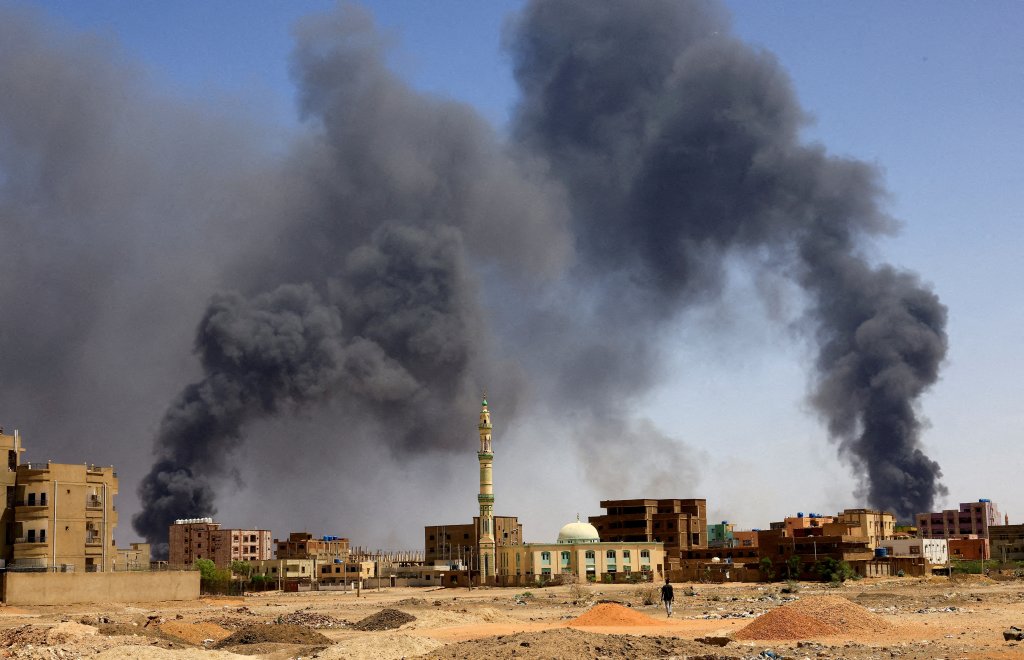 FILE PHOTO: Aerial bombardment during clashes between the paramilitary Rapid Support Forces and the army has made certain urban areas in Khartoum virtually uninhabitable | Photo: REUTERS/Mohamed Nureldin Abdallah