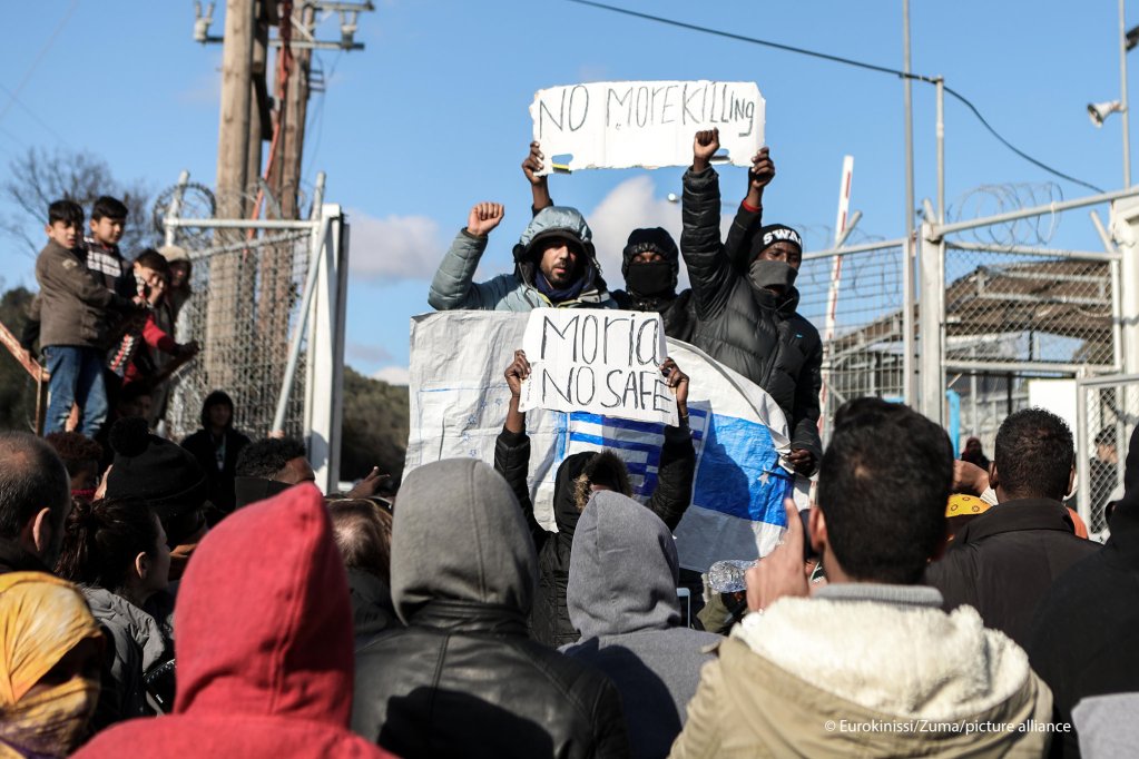 لاجئون ومهاجرون يتظاهرون خارج مخيم موريا بعد حادث طعن قاتل ثان