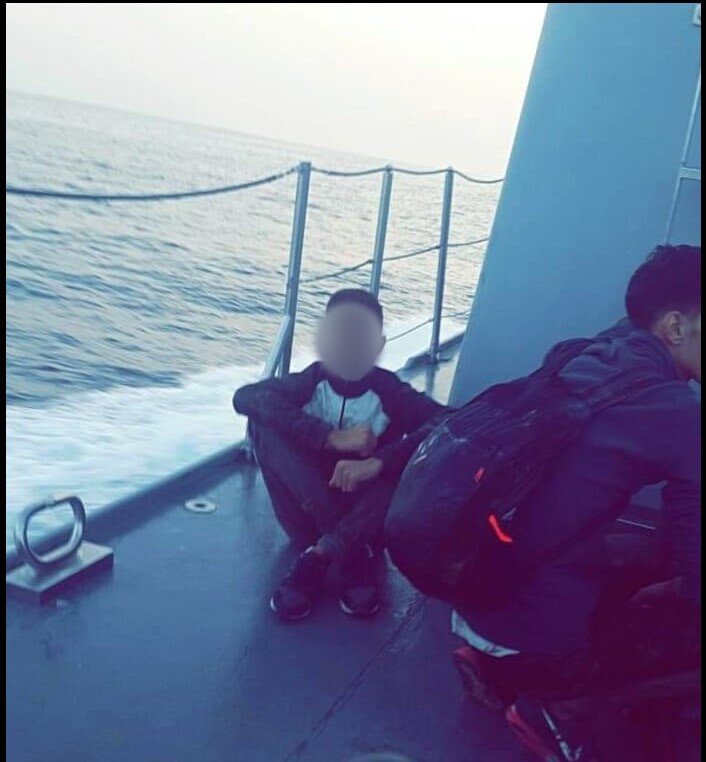 بلال في رحلته الأولى مع مجموعة من المهاجرين السريين وهو في عمر 13 عاما حين أنقذت مركبهم القوات البحرية المغربية (حقوق الصورة: مهاجر نيوز خاص)