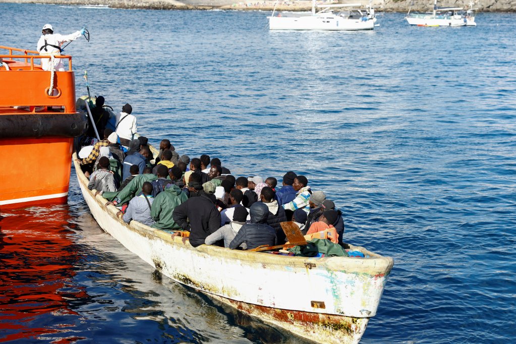 Les pirogues utilisées pour traverser l'Atlantique sont souvent surchargées et ne sont pas adaptées à la navigation. Ici, une embarcation tractée par les sauveteurs espagnols vers le port d'Arguineguin, sur l'île de Grande Canarie, le 25 décembre 2024. Crédit : Reuters