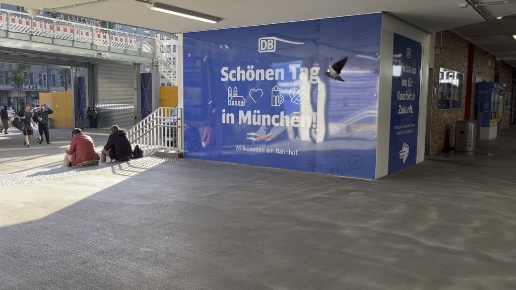 A sign at Munich central station that reads "Have a nice day in Munich"| Photo: Natasha Mellersh / InfoMigrants