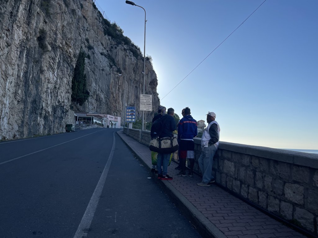 أول المهاجرين المعادين من الحدود الفرنسية باتجاه الأراضي الإيطالية في 26 أيلول/سبتمبر. بانتظارهم موظفين من "أطباء بلا حدود" لإرشادهم على طريق العودة والخدمات في المدينة الإيطالية التي تبعد نحو عشرة كيلومترات. موفدتا مهاجر نيوز إلى فينتيميليا الإيطالية رنا الدياب ومايا كورتوا.