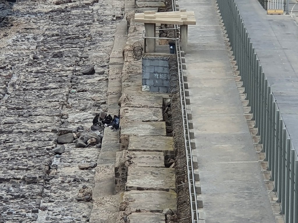 مجموعة من المهاجرين القاصرين بمحاذاة المسناء، ينتظرون وصول العبارة الأولى لتجربة حظهم والصعود إليها، 20 أيار/مايو 2021. شريف بيبي/مهاجر نيوز