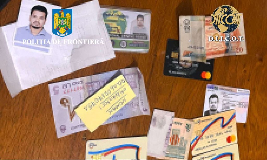 মানব পাচার চক্রের ব্যবহৃত বিভিন্ন বাড়ি থেকে জব্দ হওয়া নথি। ছবি: রোমানিয়া সীমান্ত পুলিশ। 