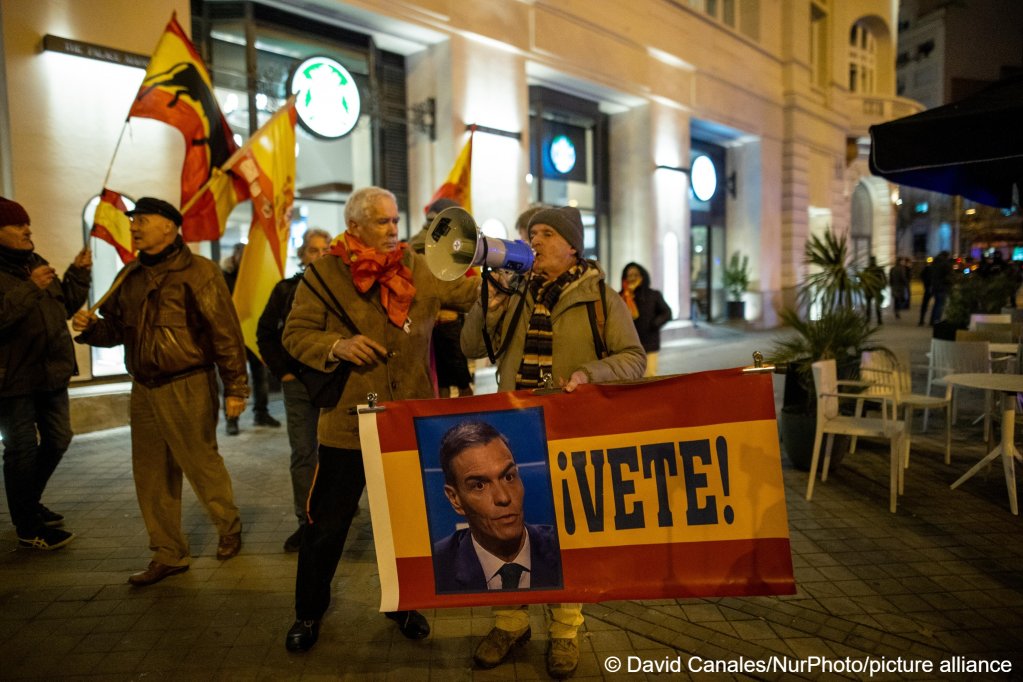 During a rally in Neptune Square, Madrid, Spain,far- right groups demand the resignation of the government led by Socialist Prime Minister Pedro Sanchez | Photo: David Canales/NurPhoto