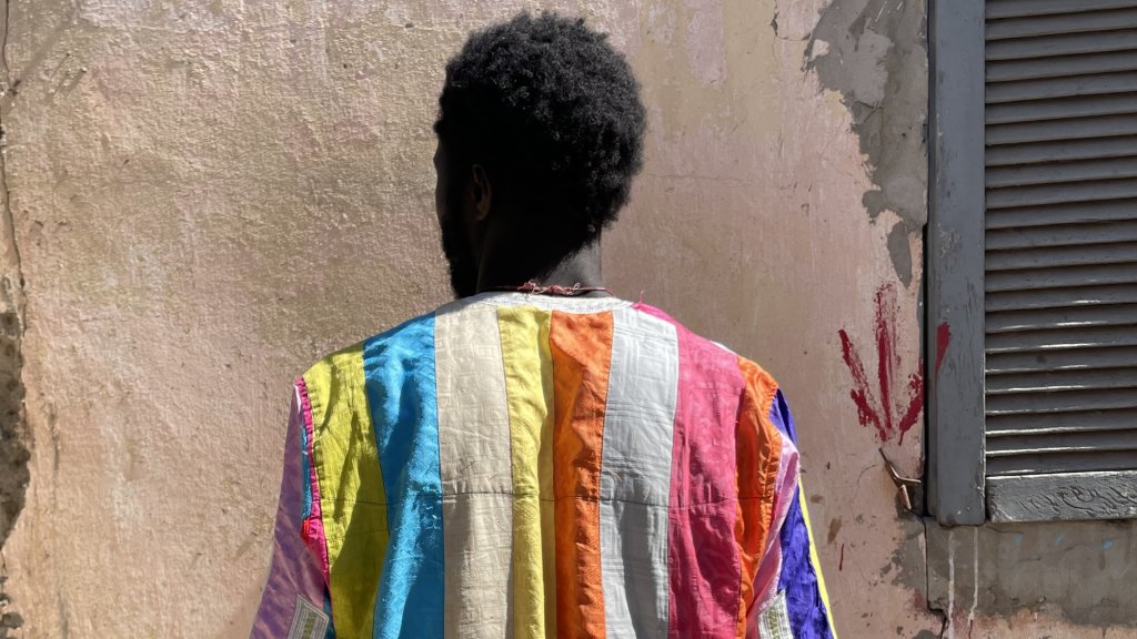 Lamine, ressortissant sénégalais, est rentré de Mauritanie pour échapper aux vagues d'expulsions d'étrangers orchestrées par les autorités mauritaniennes depuis début 2025. Crédit : Clémence Cluzel