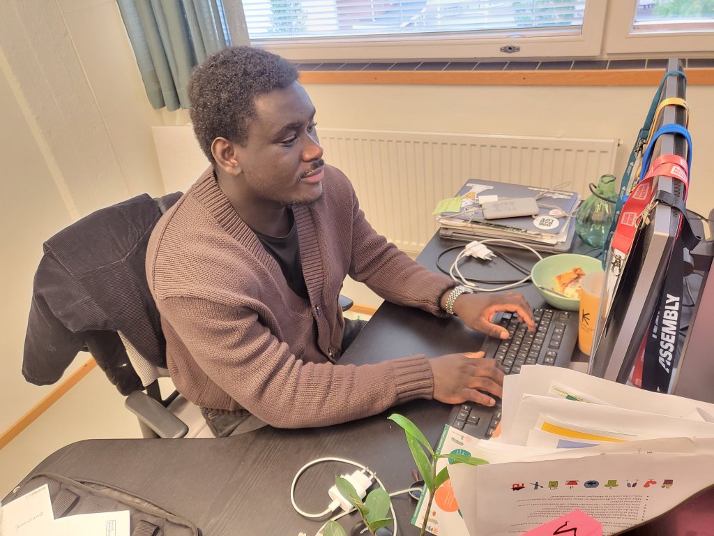 Living Room employee Joonatan Nsukami at his desk in Helsinki, Finland | Photo: Ben Bathke/InfoMigrants