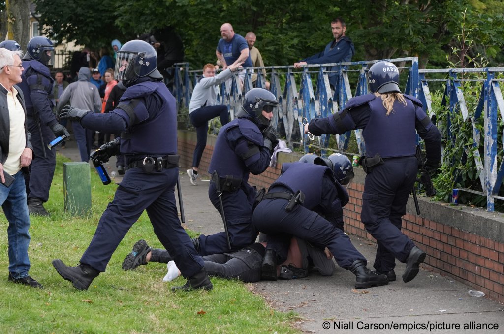 File photo used as illustration: A man is detained by police in north Dublin during clashes between protesters and police | Photo: Niall Carson / empics / picture alliance