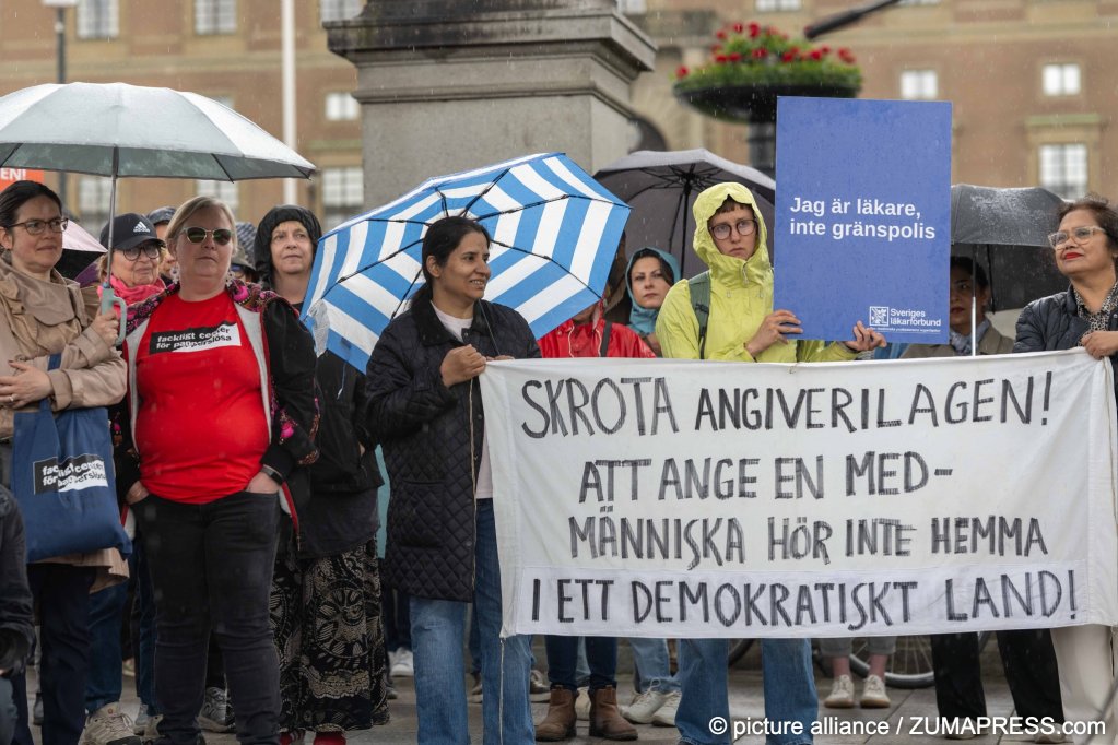 Swedish activists rally on Norrbro bridge, Stockholm, June 14, 2026, against the 'snitch law' as parliament prepares to vote Monday on mandatory reporting of undocumented migrants. The Swedish Red Cross warned the law could drive vulnerable migrants away from public services | Photo: Joel Lindhe / ZUMA Press Wire