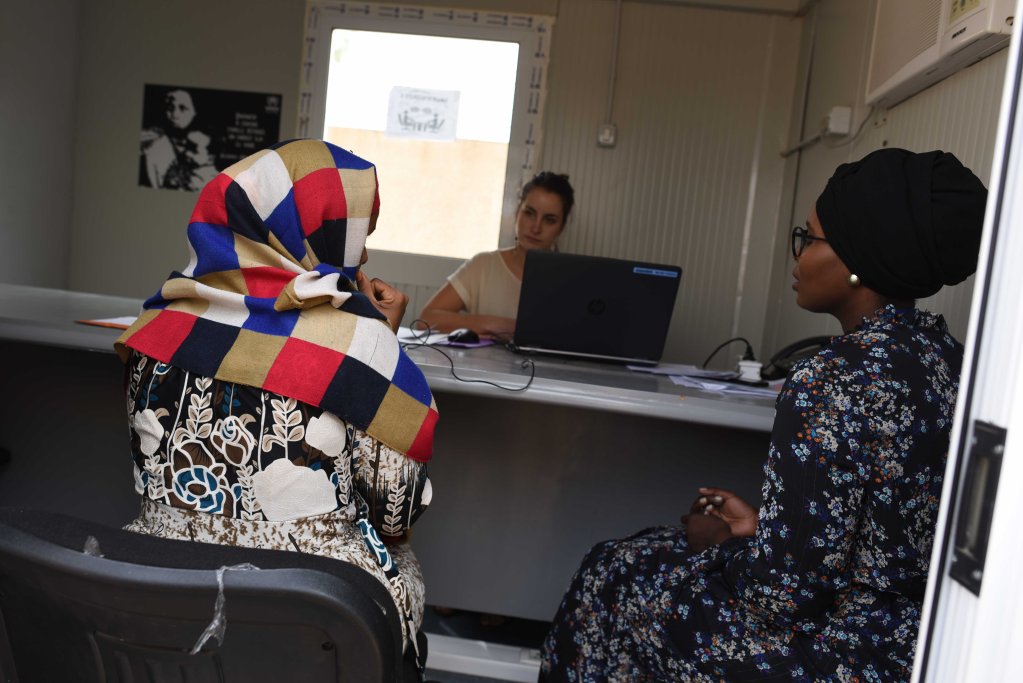 Photo d'archive prise lors d'un entretien mené par un agent de l'Ofpra, au Niger, début 2018, avec un demandeuse d'asile. Crédit : Mehdi Chebil pour InfoMigrants