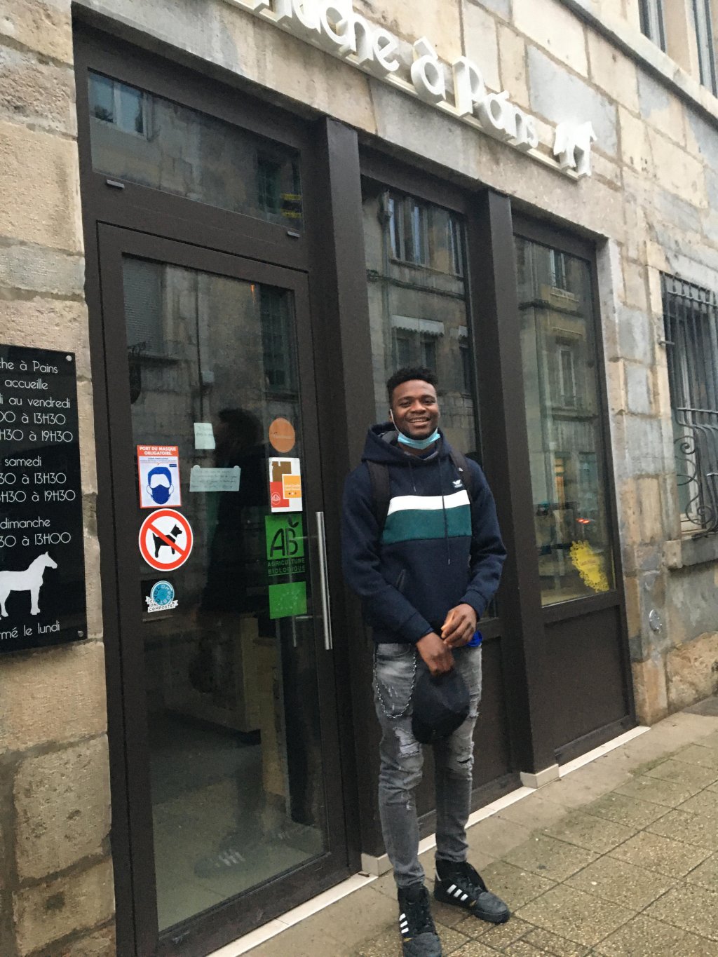 Lei Fode Traoré est heureux de pouvoir continuer à travailler à la boulangerie Huche a Pain © RFI / Sylvie Koffi 