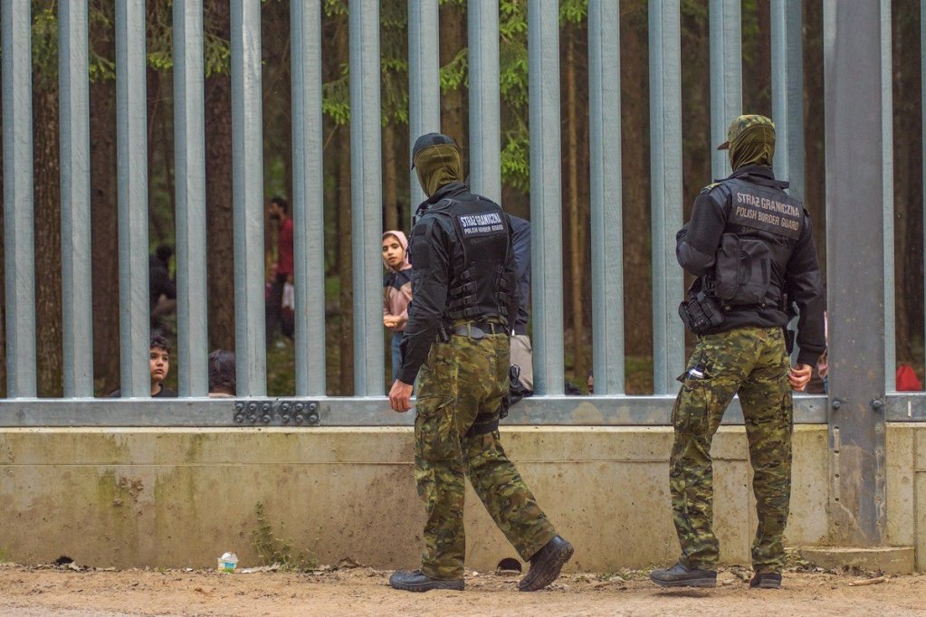 From file: Small groups of migrants tend to gather on the tiny strip of land on the other side of the fence in the hope of accessing Europe | Source: Grupa Granica/Facebook