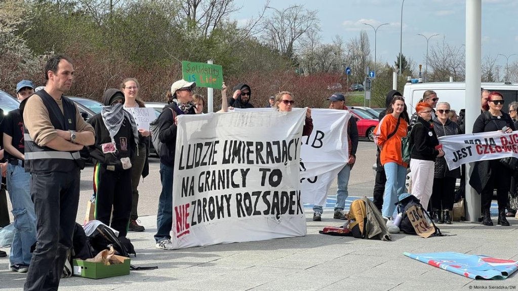 Demonstrators came out to call for the release of the so-called Hajnowka Five | Photo: Monika Sieradzka/DW