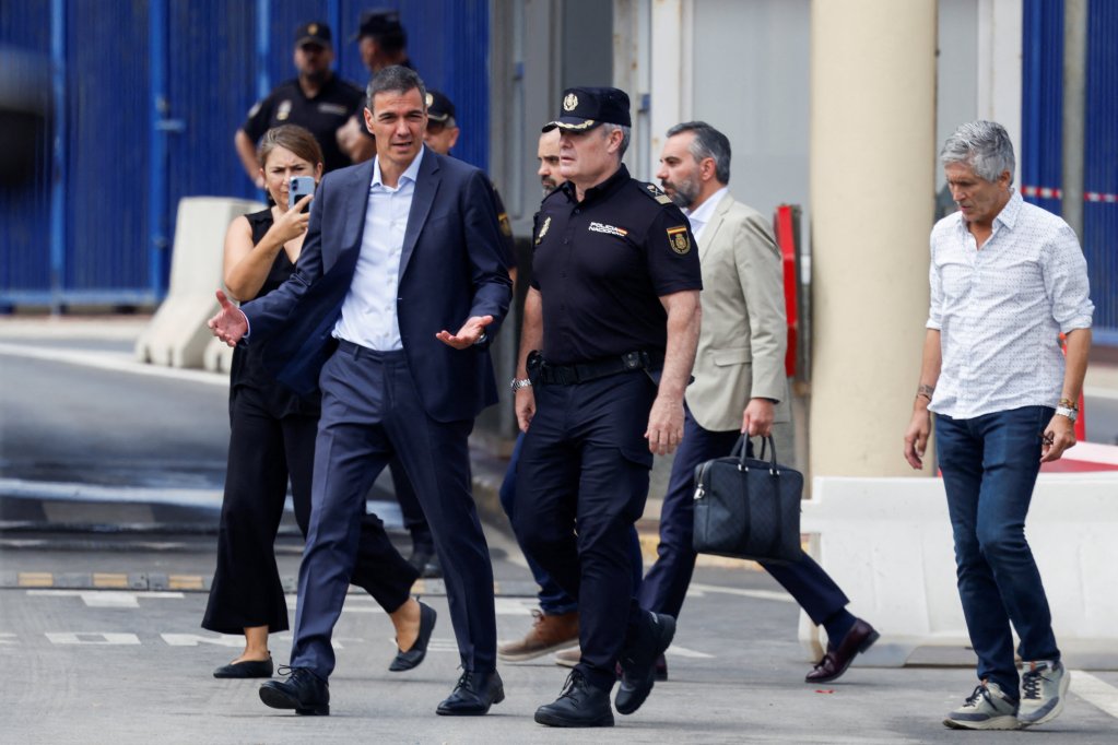 File photo: Spanish Prime Minister Pedro Sánchez (center left) and Interior Minister Fernando Grande Marlaska (right) walk along the Tarajal border fence, which separates the Spanish enclave of Ceuta, on July 31, 2026 | Photo: AFP
