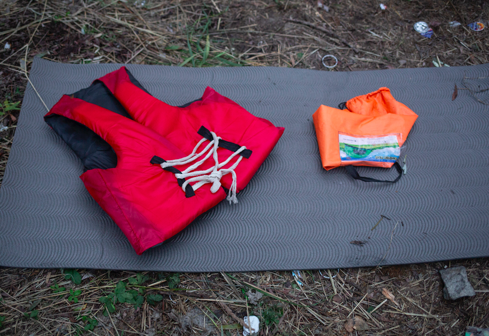 Un gilet de sauvetage, sur la plage, vers Calais. Crédit : Valentina Camu pour InfoMigrants