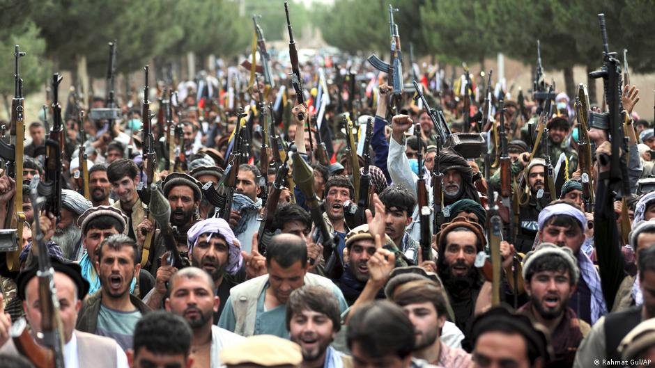 Afghan militiamen join Afghan defense and security forces during a gathering to mobilize local militias against the Taliban | Photo: Rahmat Gul/AP