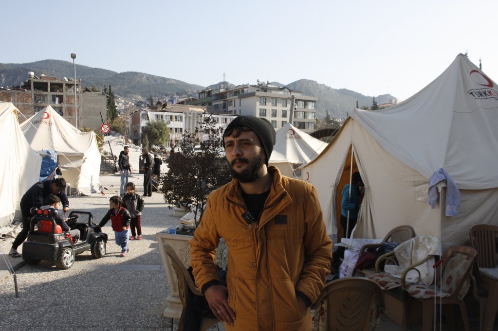 Mustapha, devant la tente dans laquelle il dort avec sa famille depuis que les séismes ont détruit son logement le 6 février 2023. Crédit : InfoMigrants