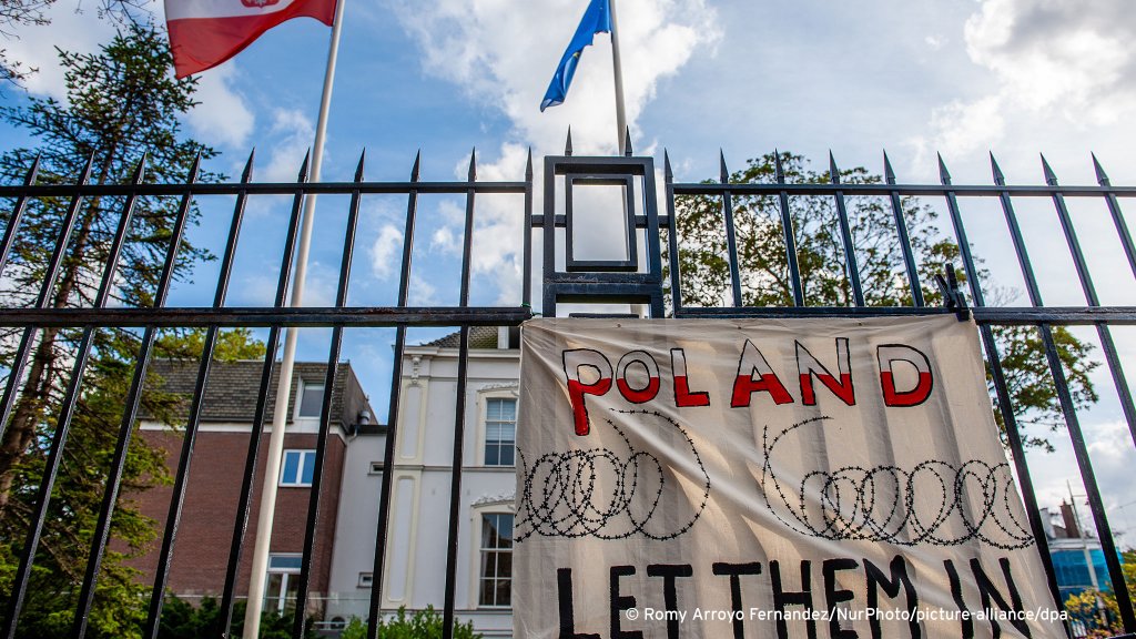 From file: A banner in support of migrants and refugees is placed in front of the Polish embassy in the Hague in September 2021. | Photo: Romy Arroyo Fernandez / picture alliance / NurPhoto