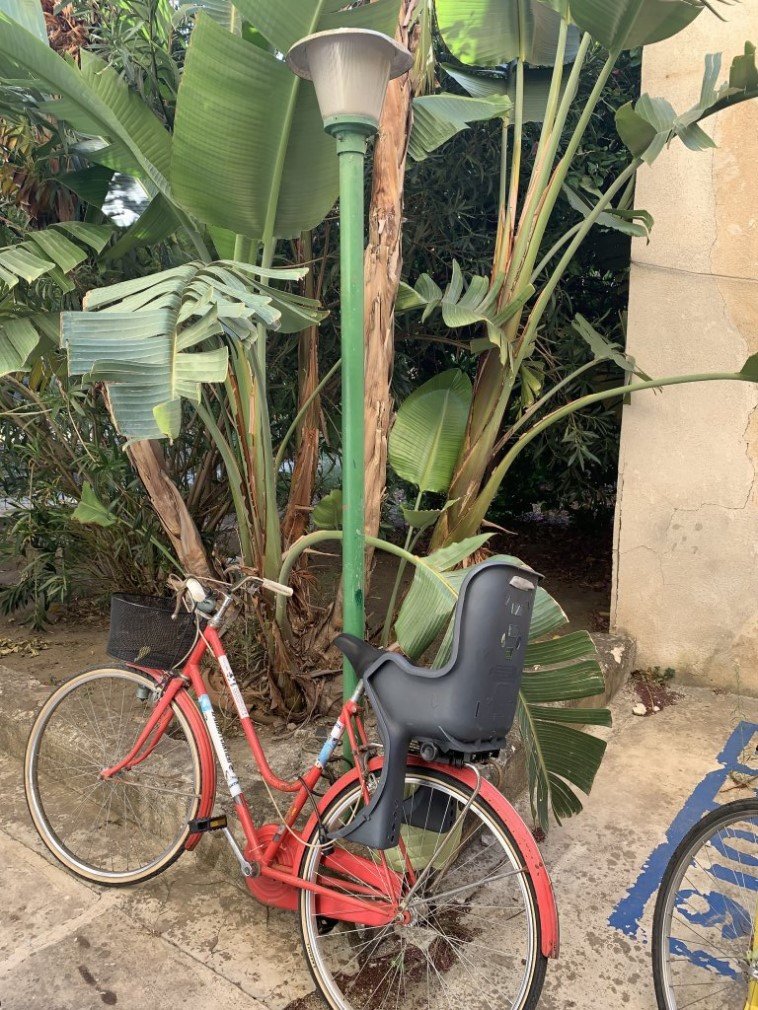 The entrance to the community library BOOQ in Palermo | Photo: Emma Wallis / InfoMigrants