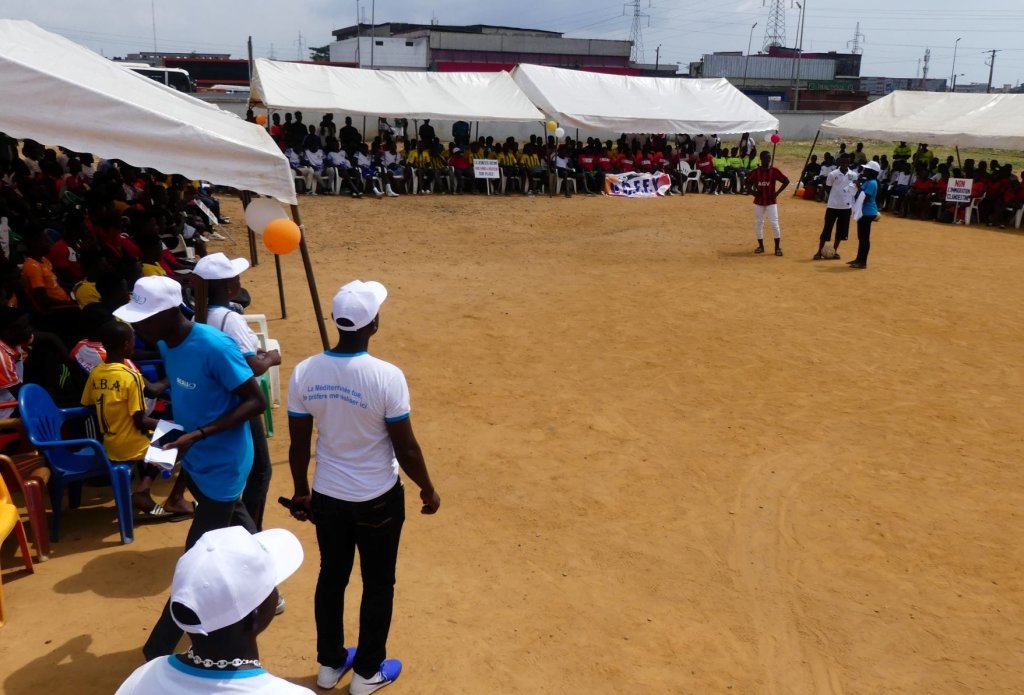 L'association Realic sensibilise les jeunes ivoiriens aux dangers de la route de l'exil. Ici, dans un club de foot d'Abidjan, en novembre 2021. Crédit : Realic/Facebok