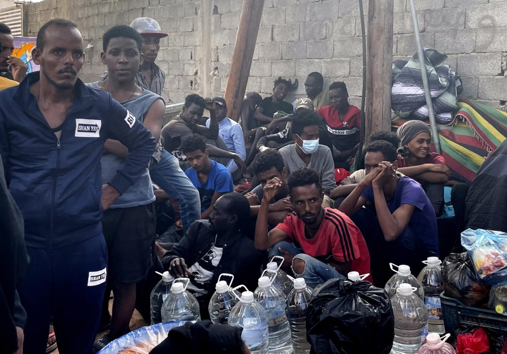 African migrants take part in a sit-in protest calling on the international community to get them out of Libya, outside the UNHRC office in Tripoli, Libya,  October 9, 2021 | Photo: EPA/STR