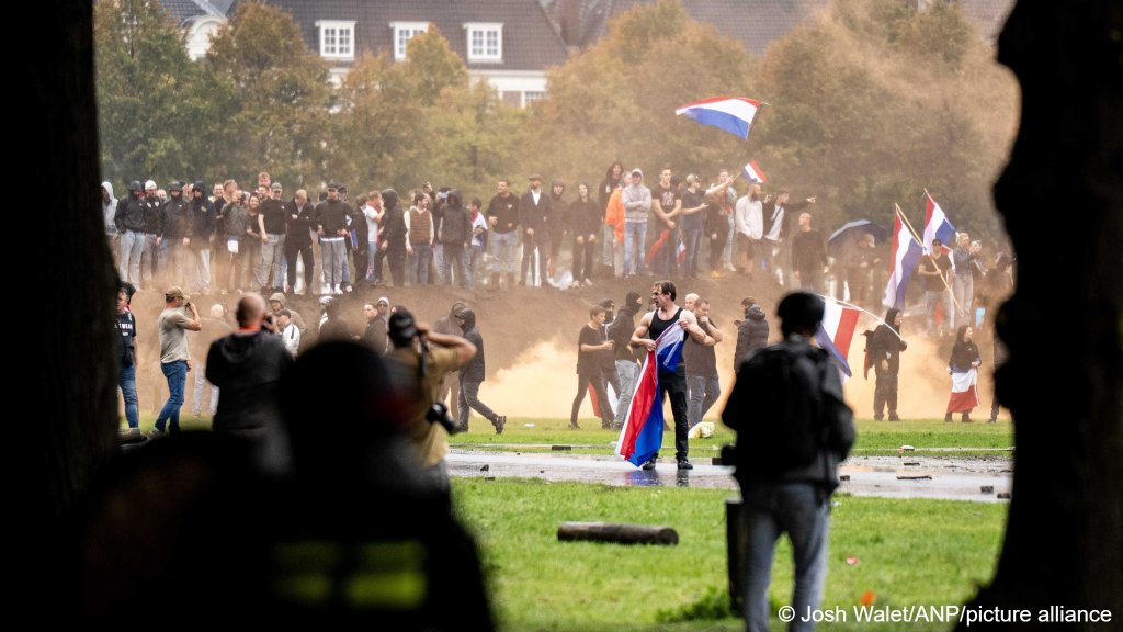 The Dutch Immigration Service IND admits that waiting times to process decisions have become longer, which in turn means people need to be housed in centers for longer. The protesters want to block the building of even more reception centers, there are already around 300 across the Netherlands | Photo: Josh Walet / ANP / picture alliance