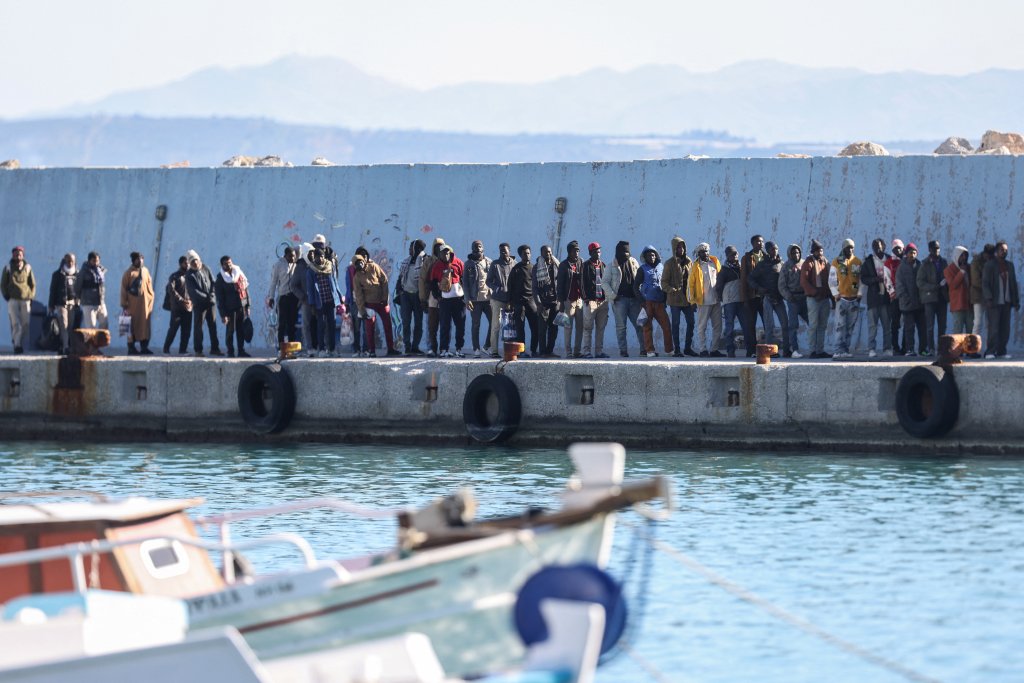 مهاجرون يصلون إلى ميناء أجيا غاليني في جزيرة كريت باليونان، بعد إنقاذهم في عرض البحر. صورة من الأرشيف